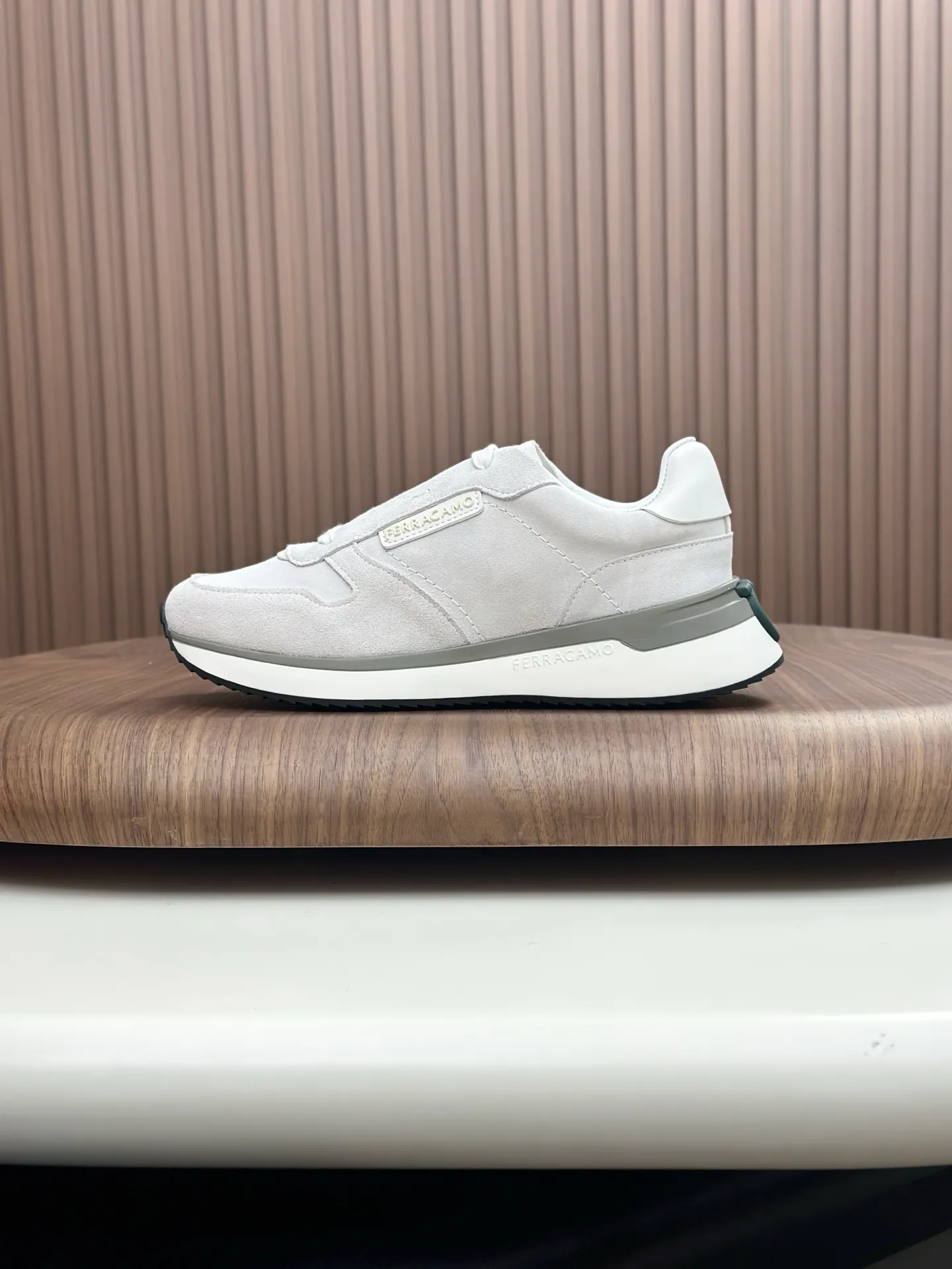 [Ferragamo] Top P: 820💰 Number of yards: 39~44 (38.45 custom-made, non-refundable) Top purchasing agent 🇮🇹 Ferragamo men's casual shoes series, the counter sells the original configuration at the same time, Italian imported cowhide fabric, high-quality splicing technology, imported water-dyed cow lining , Soles: Original foam soles are specially provided by the original factory, and the original factory follows the order. 🔍High quality can be entered and exited the counter at will. Welcome to compare and synchronize with the counter.